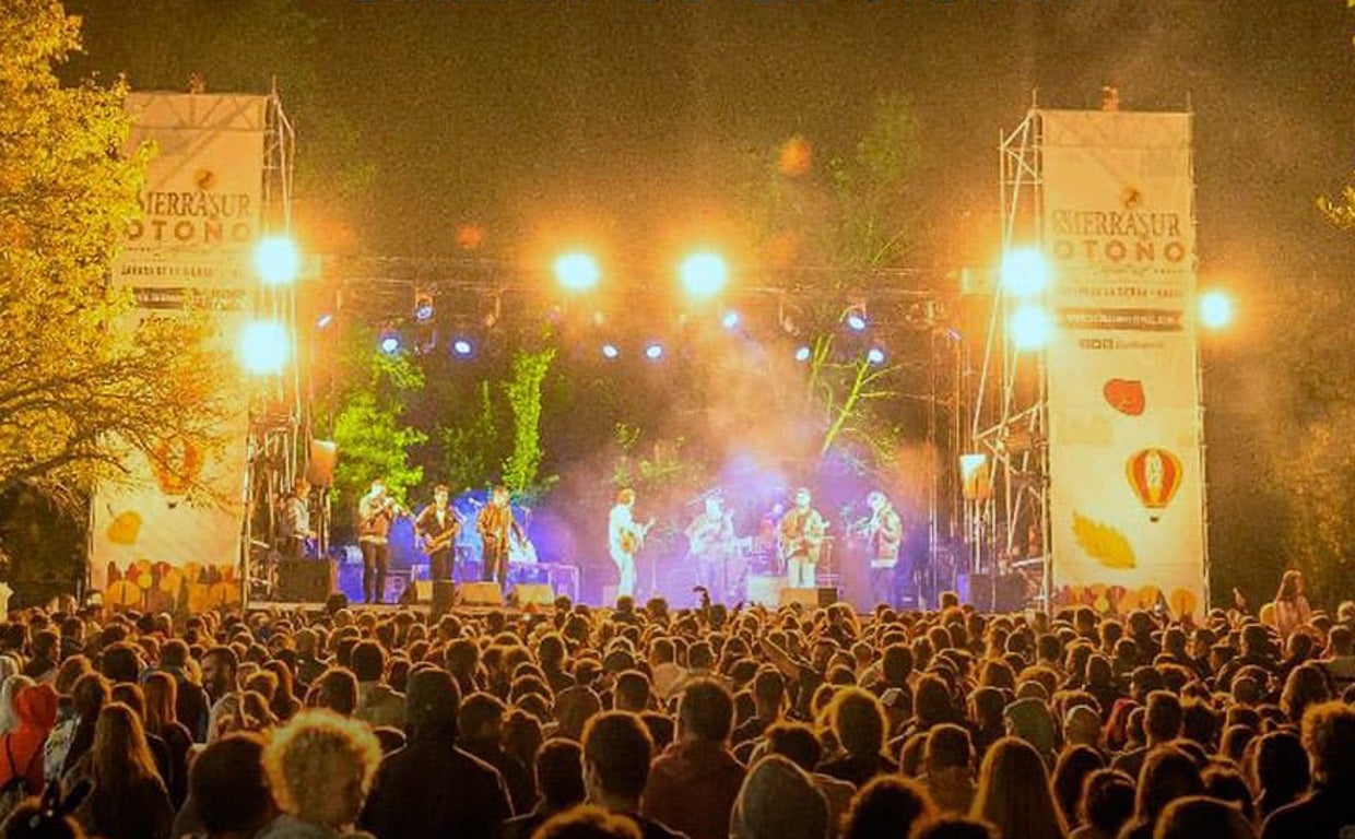 Cientos de personas en uno de los conciertos del Festival Sierrasur.