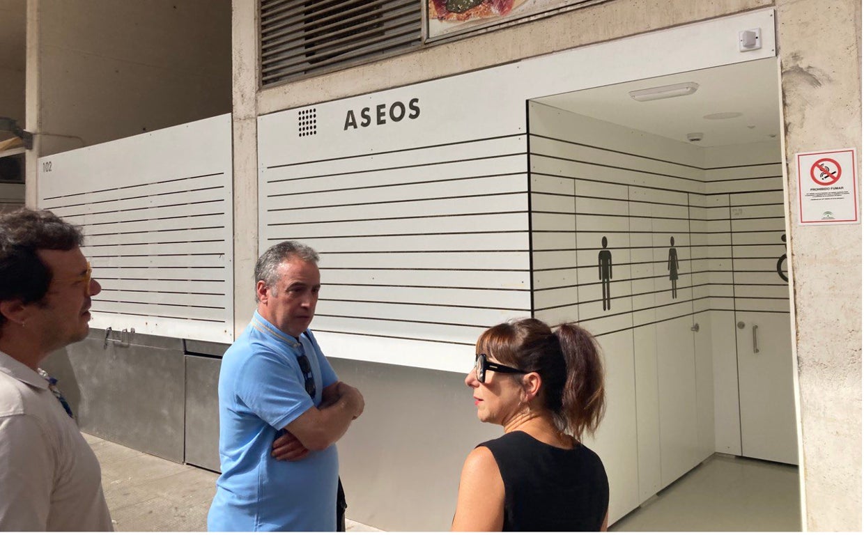 El alcalde y la concejal de Mercados, junto al presidente de Asodemer en su visita al Mercado.