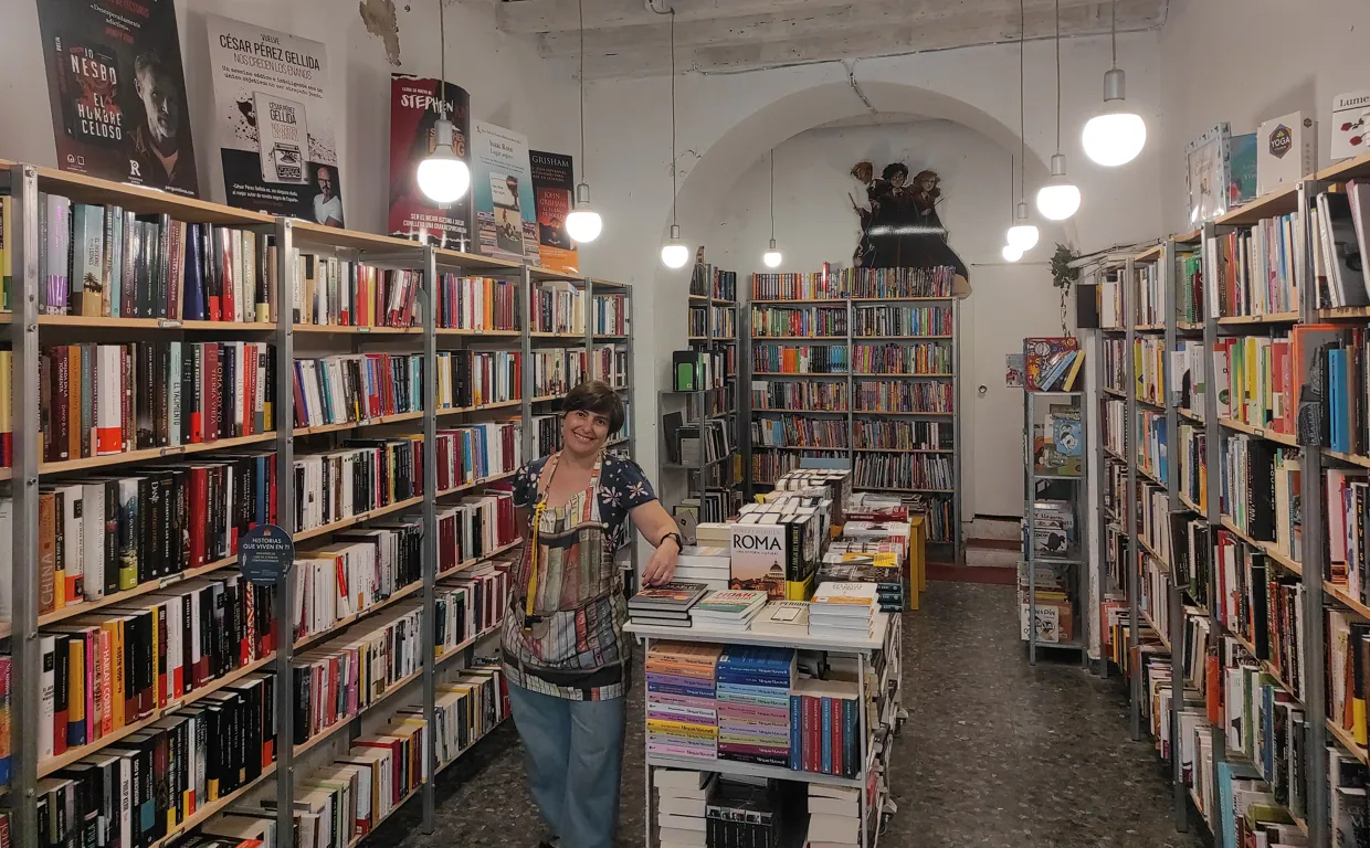 María, la protagonista de la librería Zorba, rodeada de libros