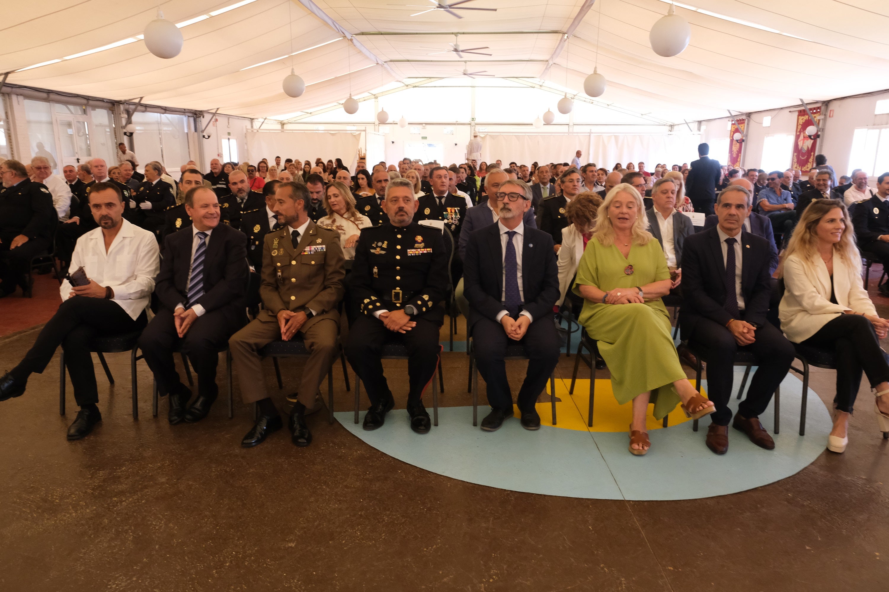 En imágenes: Condecoración a 70 agentes de la Policía Local de Cádiz