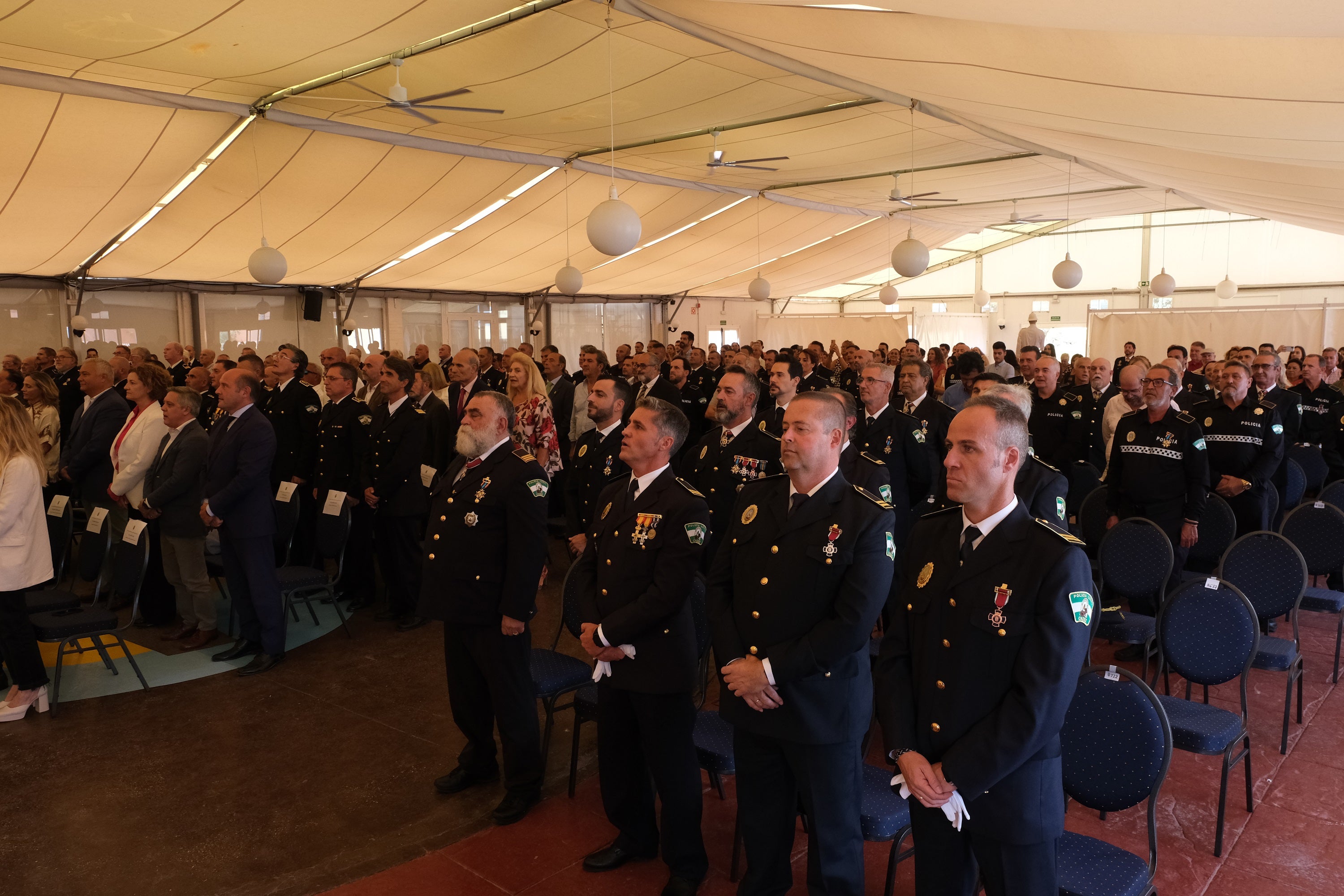 En imágenes: Condecoración a 70 agentes de la Policía Local de Cádiz