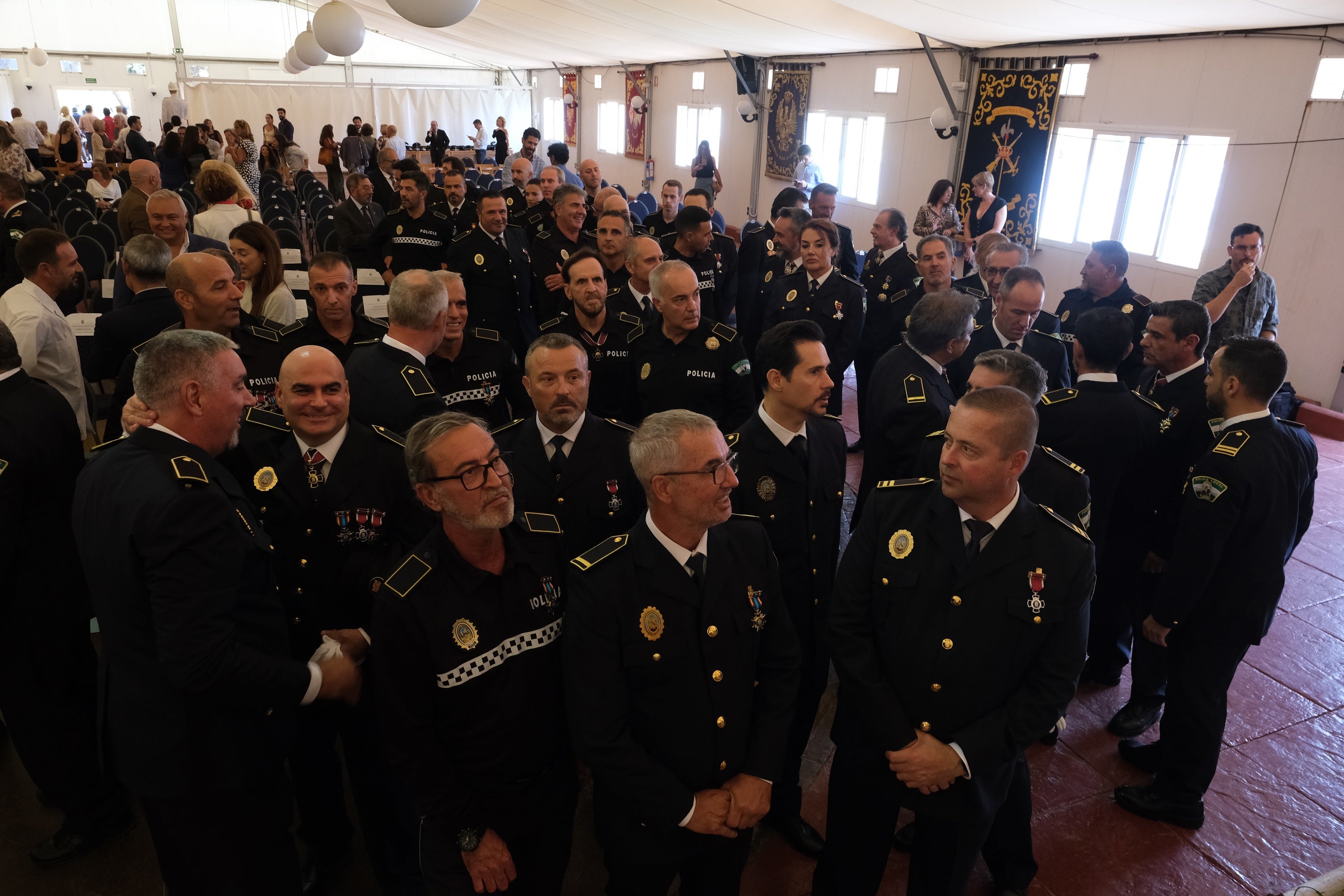 En imágenes: Condecoración a 70 agentes de la Policía Local de Cádiz