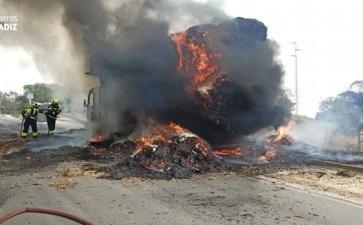 El espectacular vídeo del incendio de un camión cargado de paja en Jerez