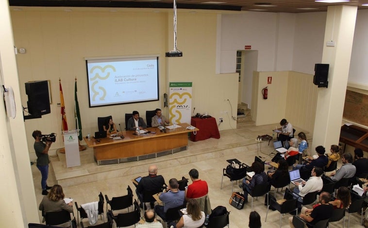 Más de 30 creativos participan en el encuentro del Proyecto Magallanes en el Archivo de Cádiz