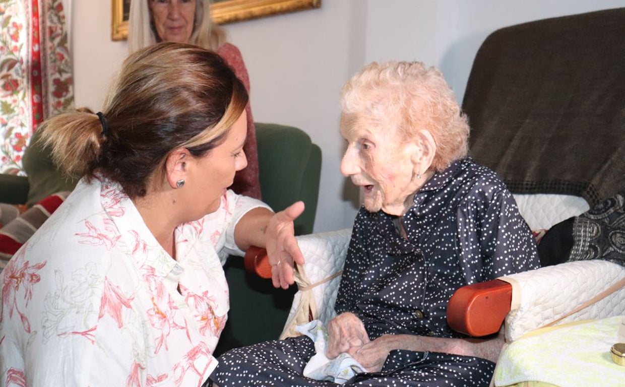 La alcaldesa de Puerto Real con Mercedes.