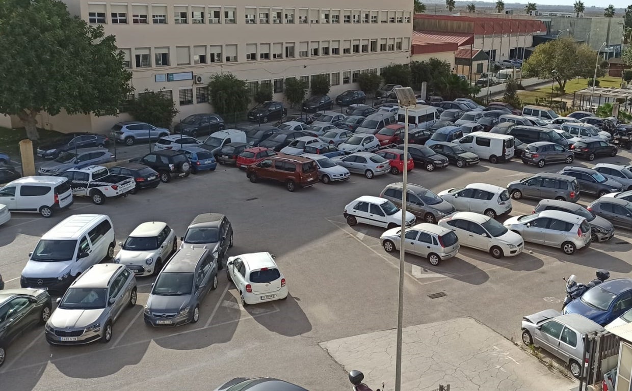 Los coches se acumulan en el depósito municipal.