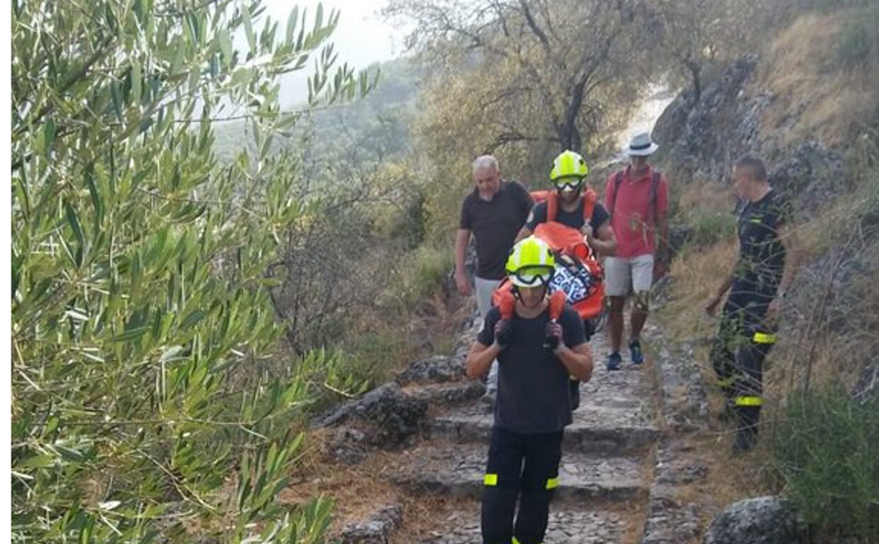 Rescate de la mujer por los bomberos en Zahara de la Sierra.