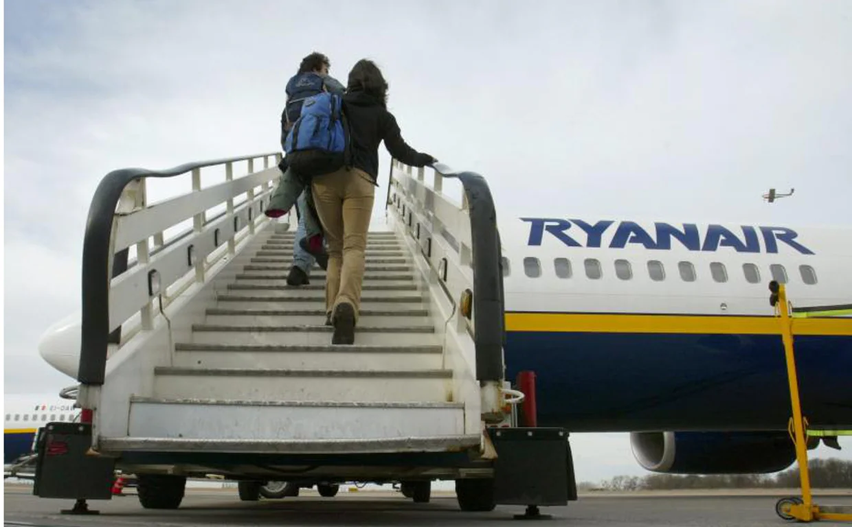 Varios turistas suben a uno de los aviones de Ryanair en el aeropuerto de Jerez.