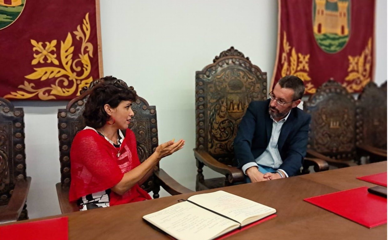 Teresa Rodríguez, junto al alcalde de La Línea, Juan Franco.