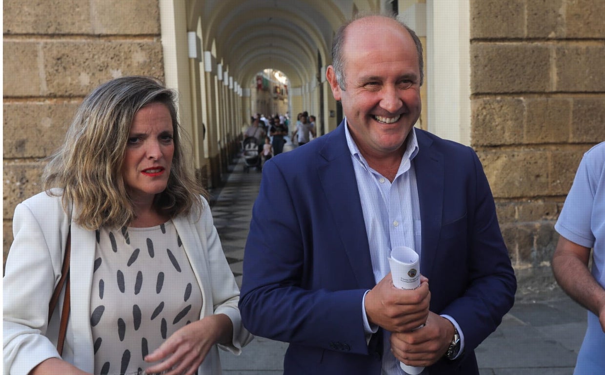 Juancho Ortiz junto a la concejal del PP Mayte González.