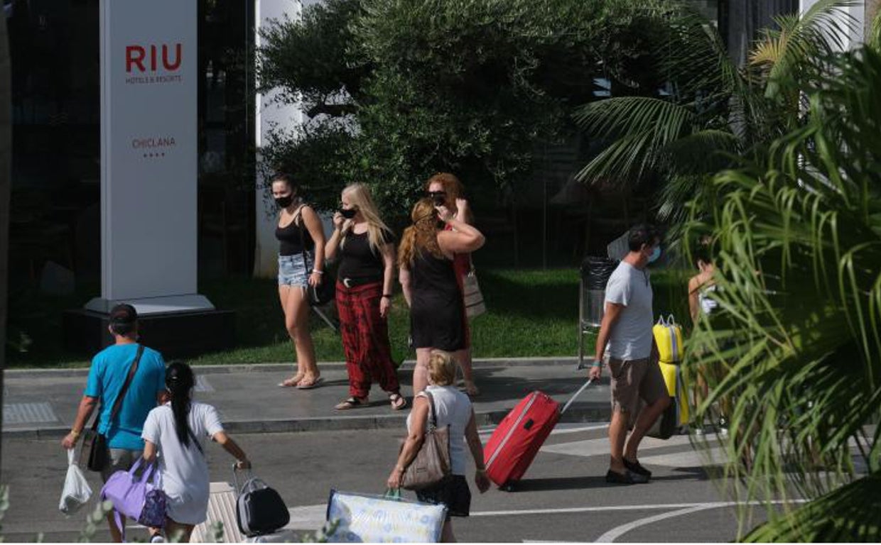 Numerosos turistas a su llegada al hotel Riu de Chiclana..