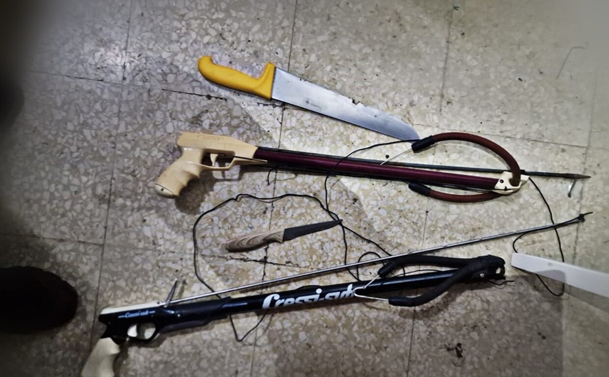 Armas que portaba el detenido cuando se parapetó en su domicilio.