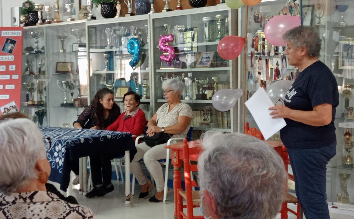 Catalina Nadales, sentada, en el centro, durante el acto de homenaje.