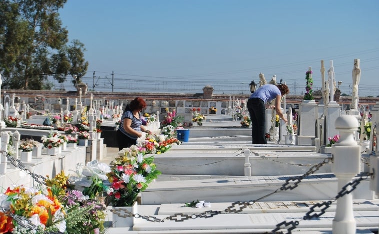 Puerto Real refuerza el horario de autobuses para visitar el cementerio en el Puente de Noviembre