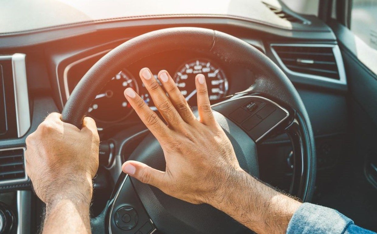 Un conductor toca el claxon de su automóvil.