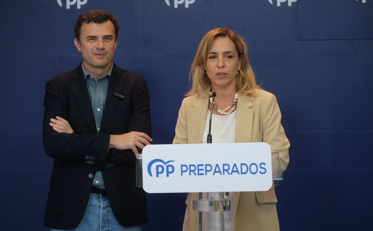 Bruno García y Almudena Martínez durante la comparecencia de este miércoles