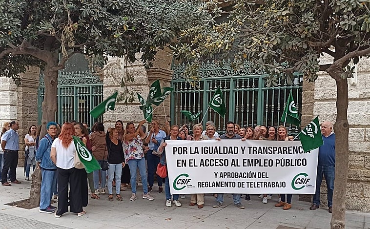 Protesta en Diputación por la falta de igualdad y transparencia en el acceso al empleo público
