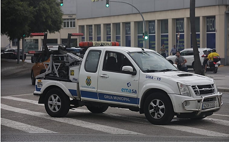 La grúa y el coche de Policía Local para acabar con los coches mal aparcados junto al Estadio