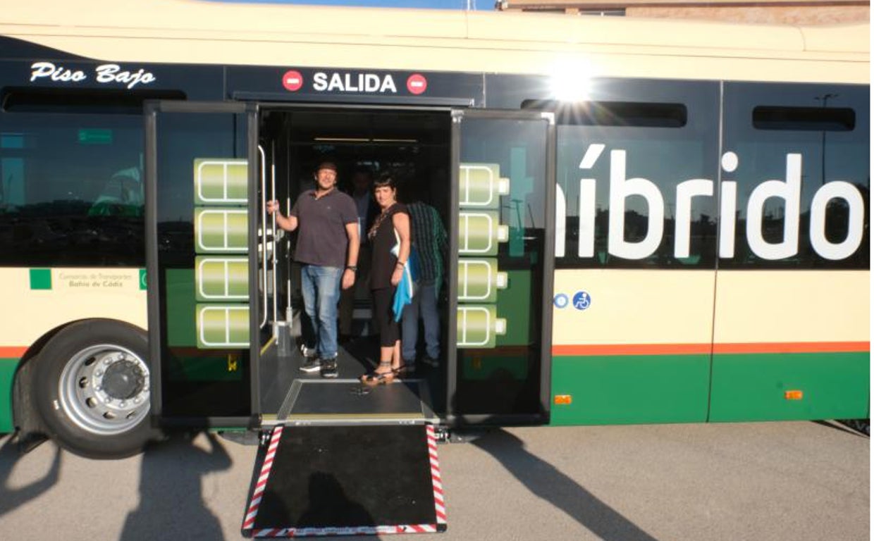 Kichi y Rocío Saez, en el acto de presentación de los nuevos autobuses híbridos.