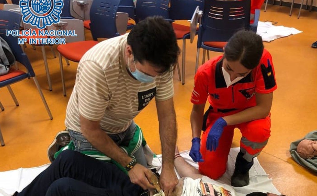 Un policía de El Puerto y el comisario de Jerez salvan la vida a una mujer que sufría un infarto