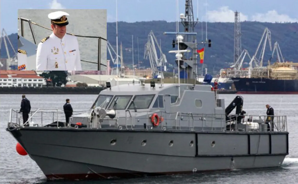 El patrullero 'Isla de León' y arriba el teniente de navío Beltrán durante su toma de posesión en el Arsenal de Ferrol.