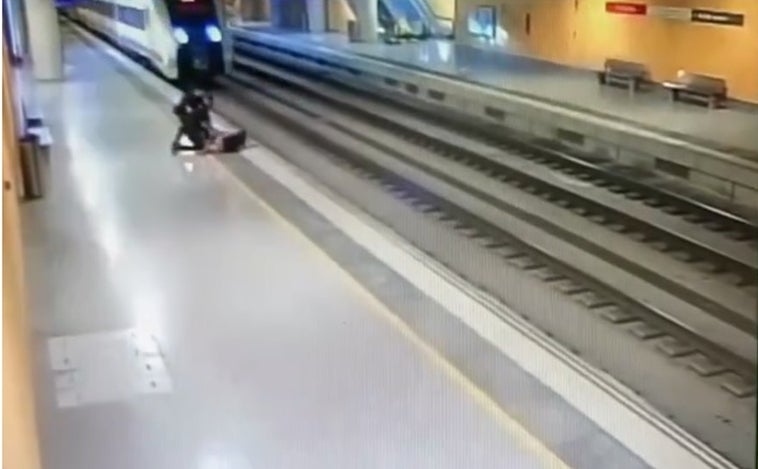 Vídeo: Dos policías evitan la tragedia en la estación de tren en Puerto Real