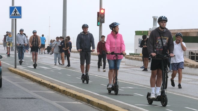 Ciudadanos viajando en patinete eléctrico