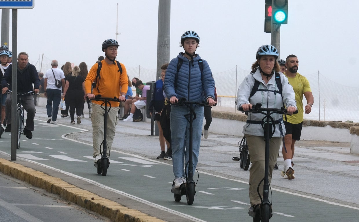 Ciudadanos se desplazan en patinete eléctrico