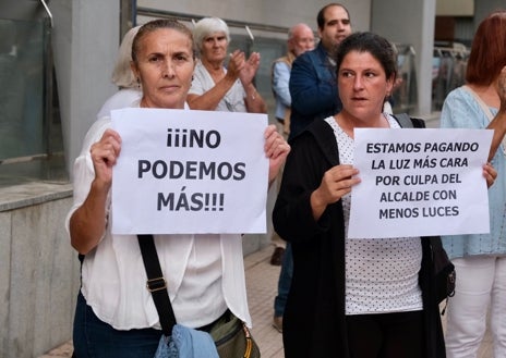 Imagen secundaria 1 - Un centenar personas protesta contra Kichi en Cádiz por la fuerte subida de la luz