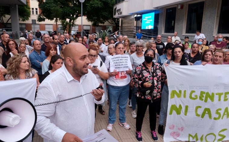 Un centenar personas protesta contra Kichi en Cádiz por la fuerte subida de la luz