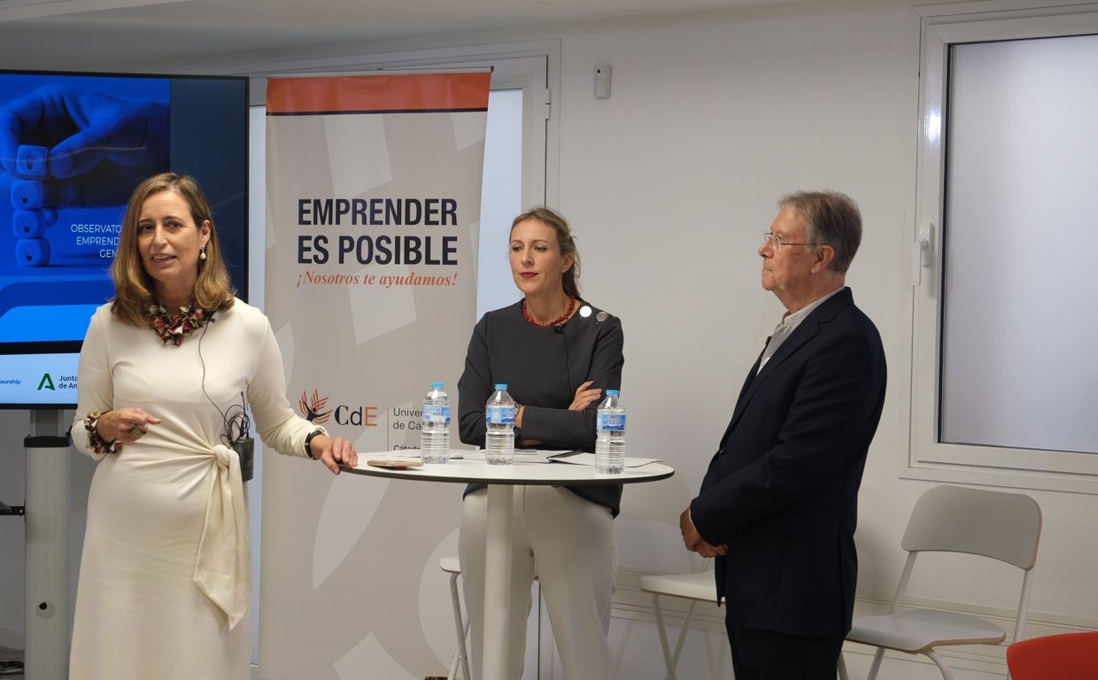 María Jesús Mosquera, Lorena Garrido y José Ruiz Navarro  durante la presentación de GEM 2021-2022.