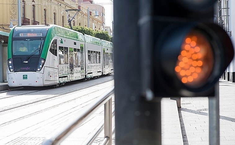 El tranvía de la Bahía estrena página web y activa el servicio de atención al cliente