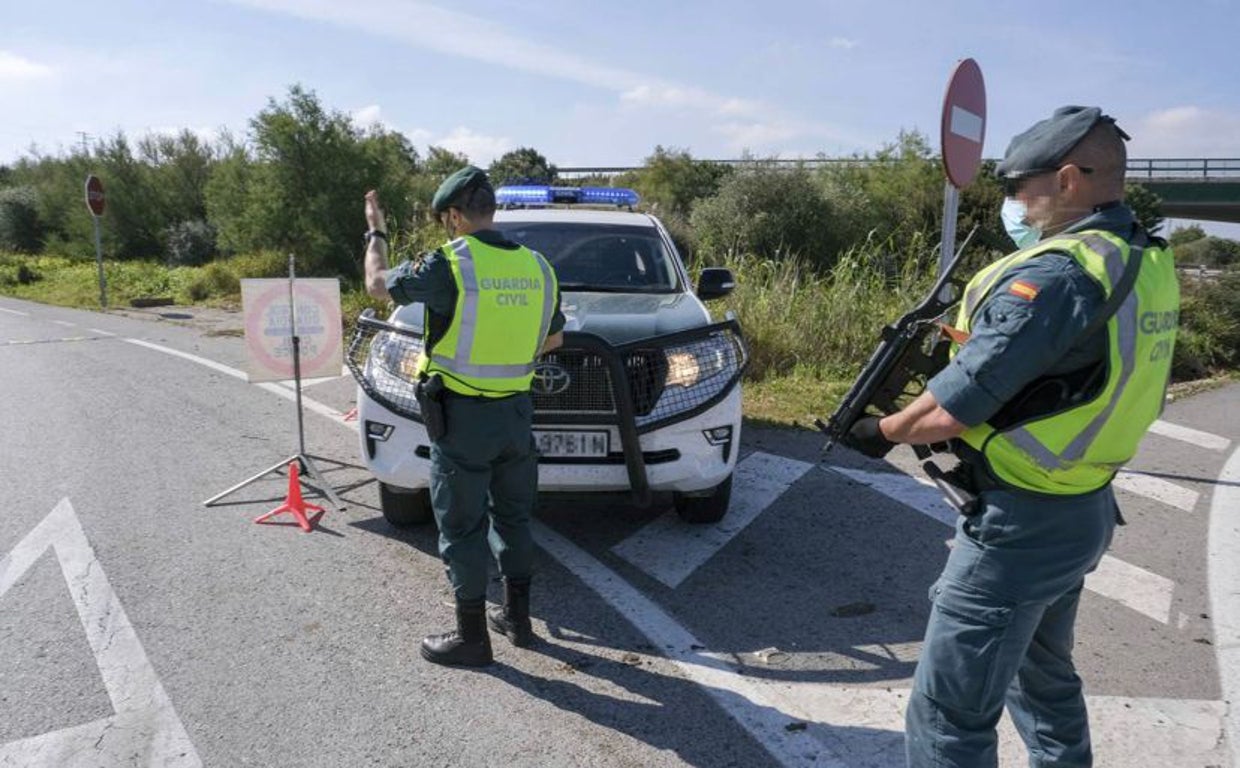 Agentes de la Guardia Civil, en un control en Cádiz.