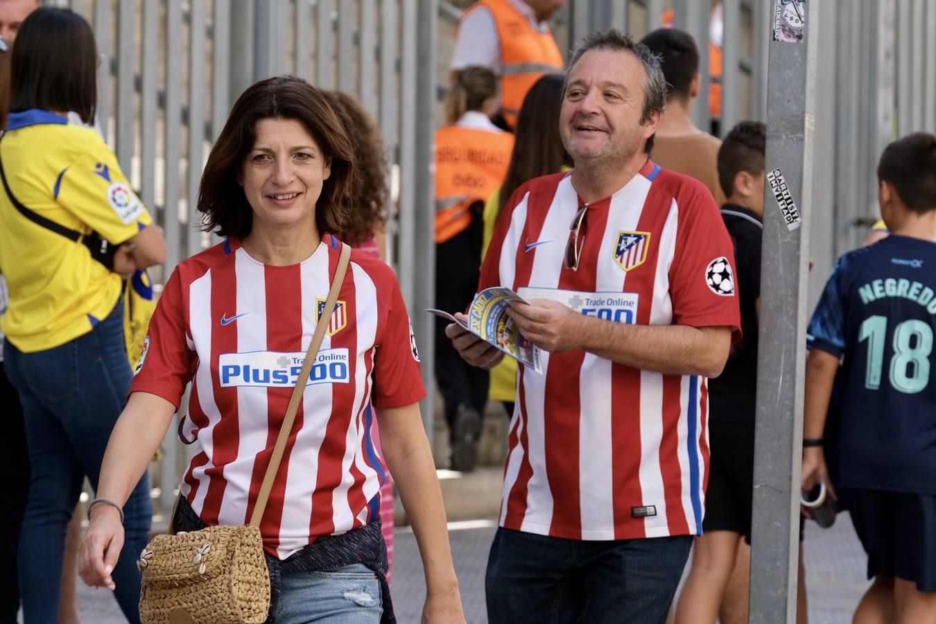 Búscate en el Cádiz - Atlético: el gran ambiente en Carranza, en imágenes