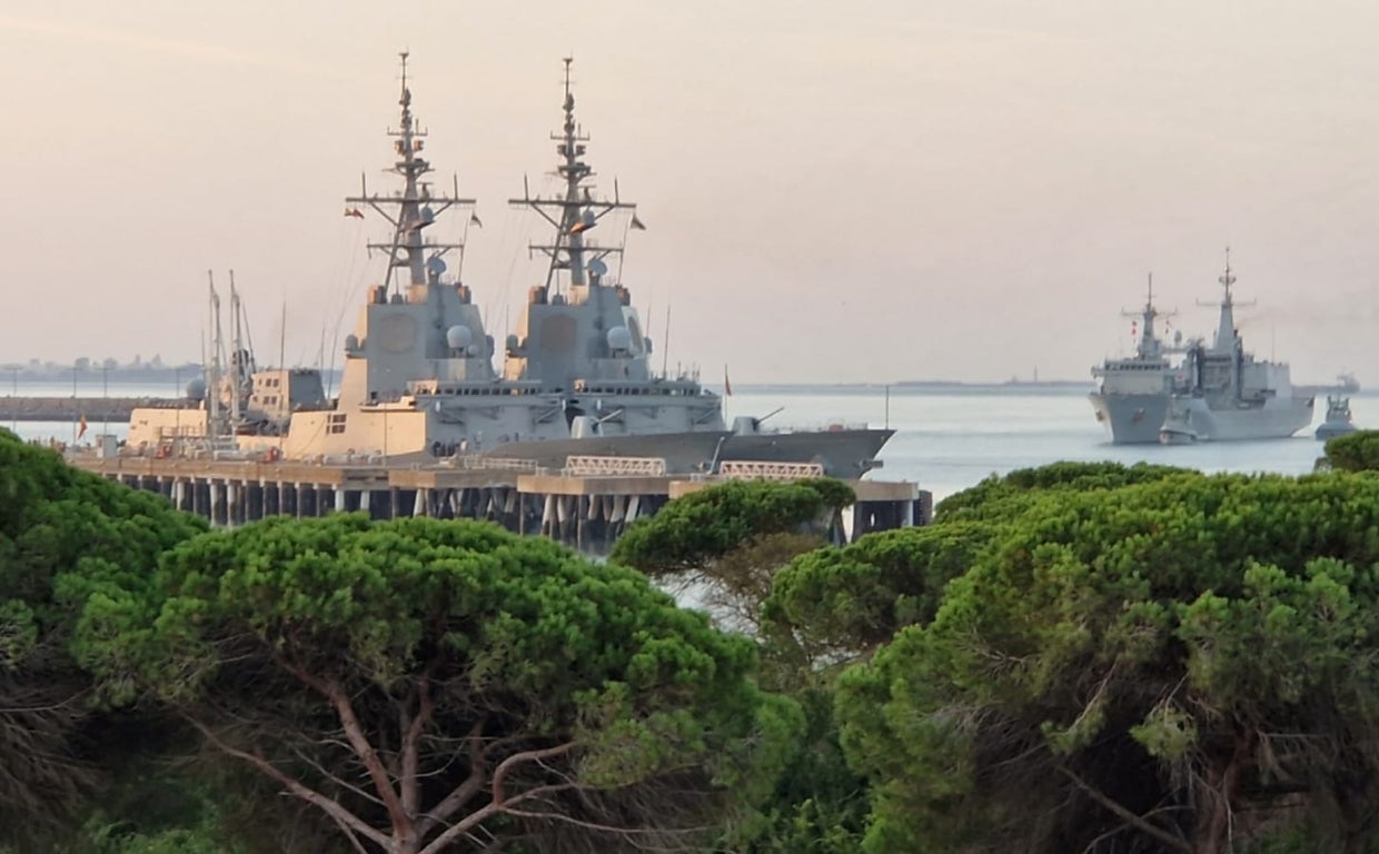 Las fragatas 'Méndez Núñez', 'Blas de Lezo' y el Buque de Aprovisionamiento de Combate 'Cantabria' en la Base Naval de Rota antes de comenzar las maniobras.