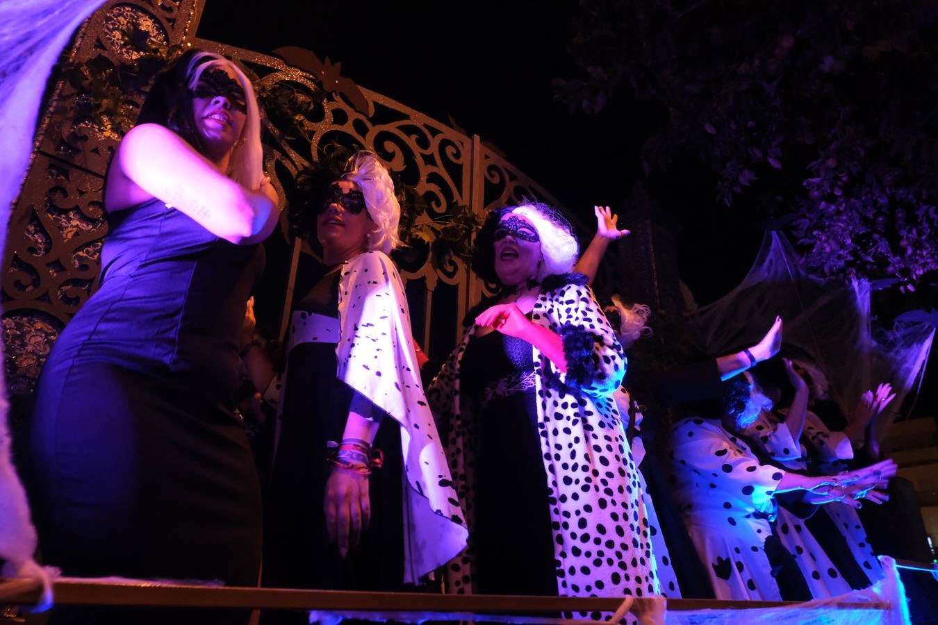 Fotos: La Cabalgata de Cruella de Vil recorre el centro de El Puerto