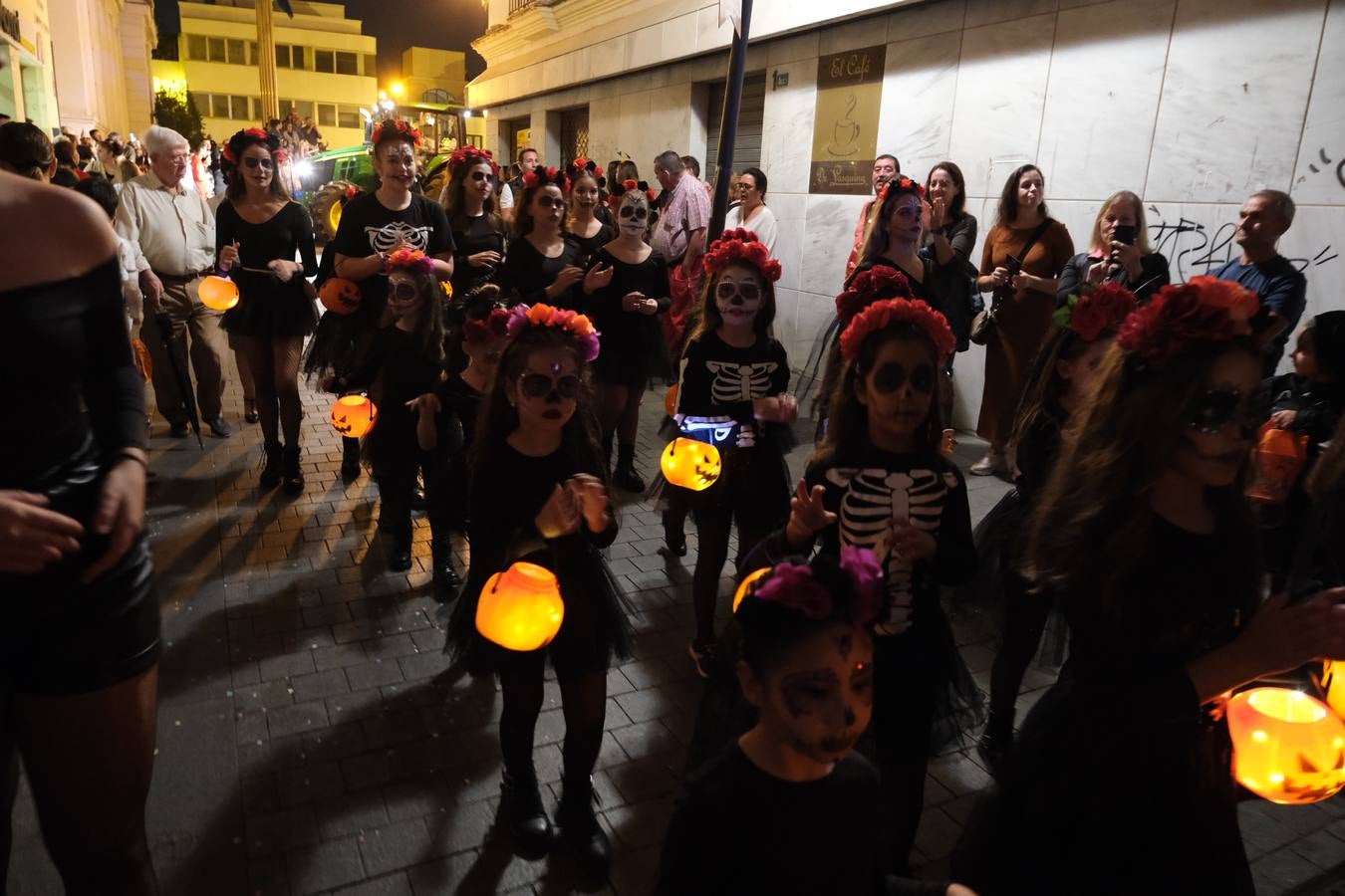 Fotos: La Cabalgata de Cruella de Vil recorre el centro de El Puerto