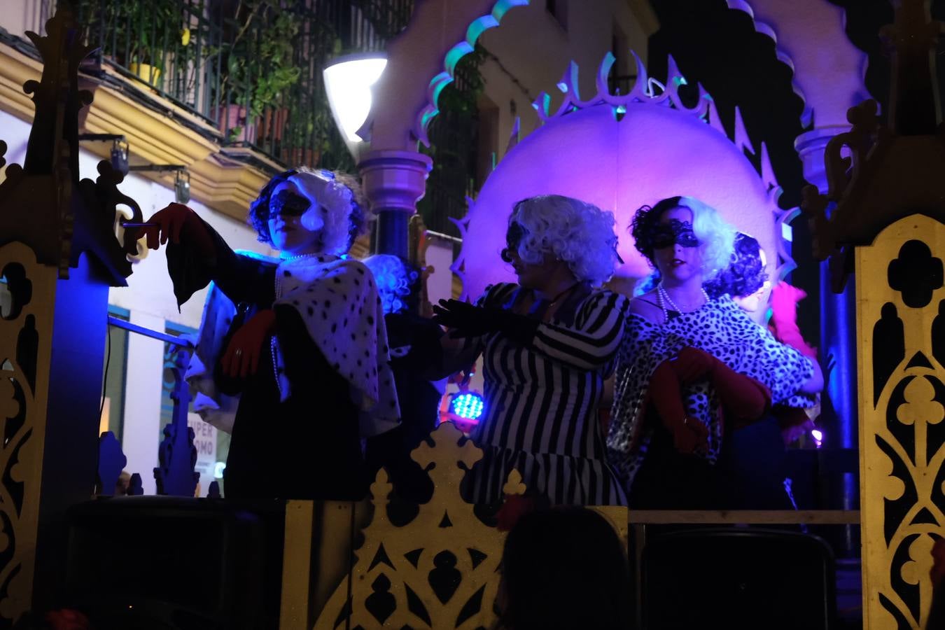 Fotos: La Cabalgata de Cruella de Vil recorre el centro de El Puerto