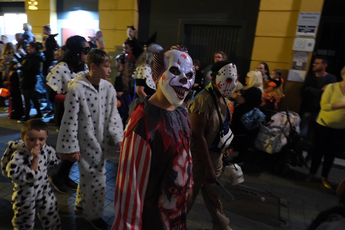 Fotos: La Cabalgata de Cruella de Vil recorre el centro de El Puerto