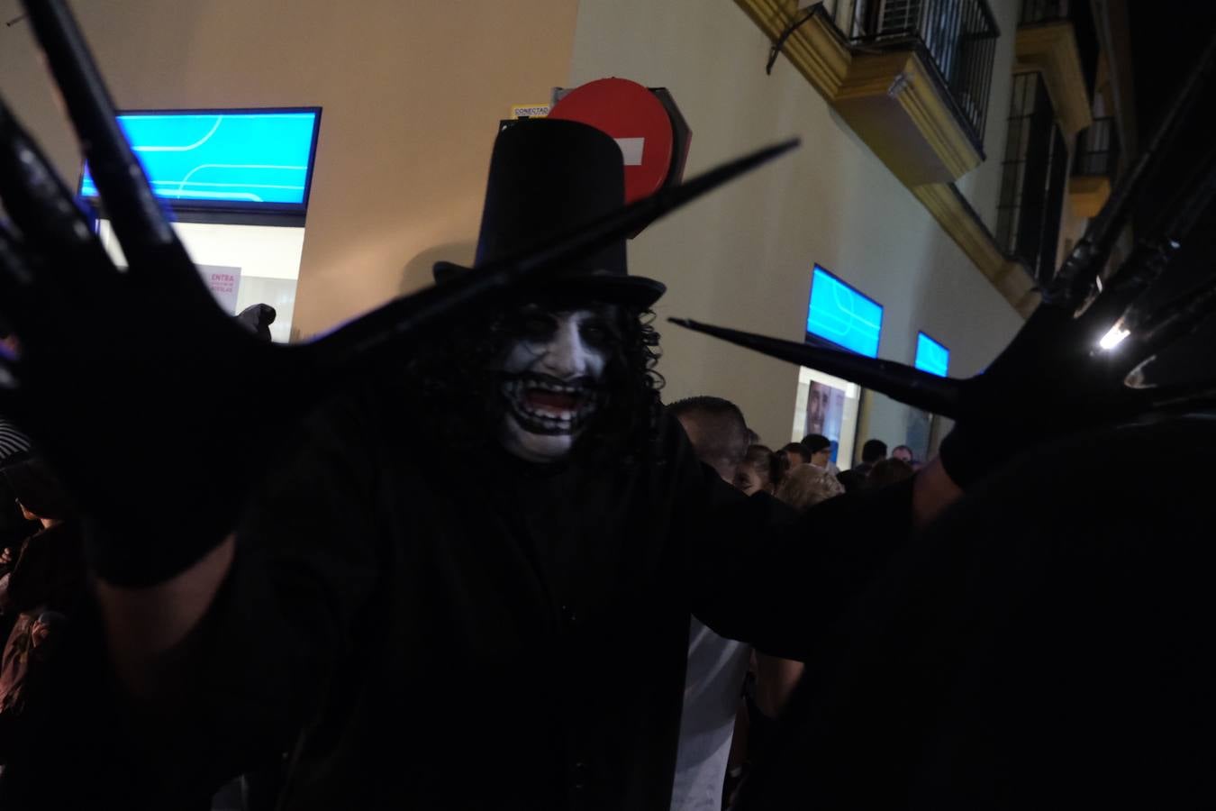 Fotos: La Cabalgata de Cruella de Vil recorre el centro de El Puerto