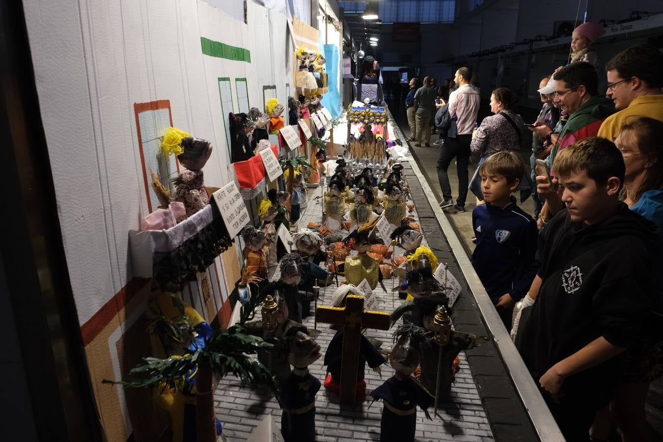 FOTOS: Los puestos del Mercado Central se engalanan para celebrar Tosantos