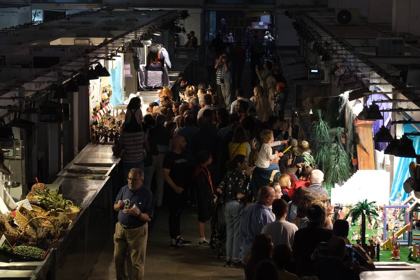 FOTOS: Los puestos del Mercado Central se engalanan para celebrar Tosantos