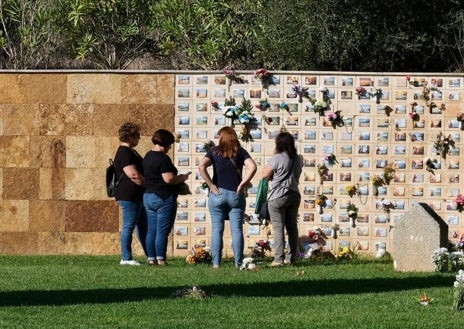 Imagen secundaria 1 - Cádiz cumple con la tradición en el Día de Todos los Santos