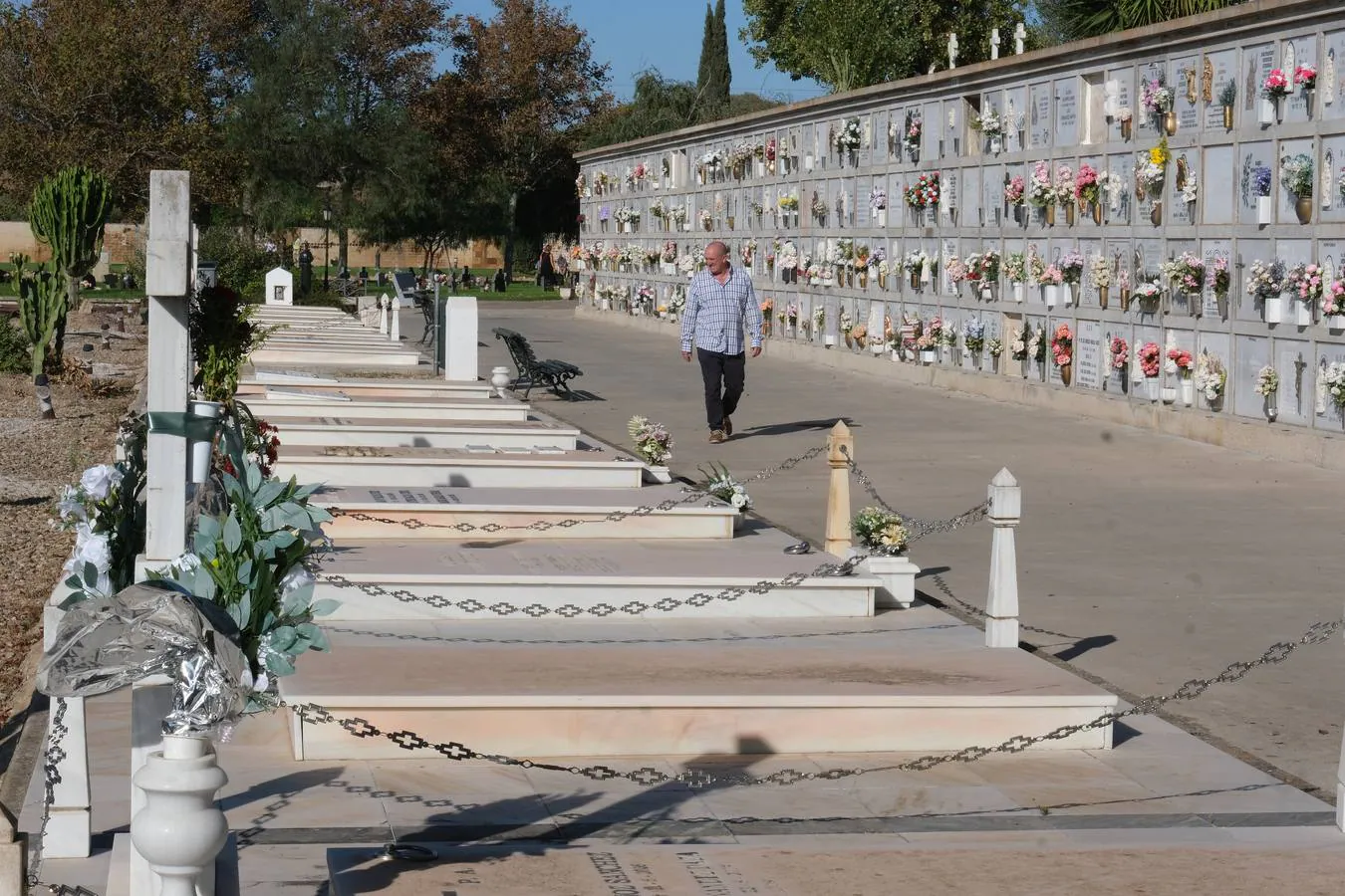 Fotos: Los gaditanos acuden a los cementerios de la provincia para recordar a sus familiares difuntos
