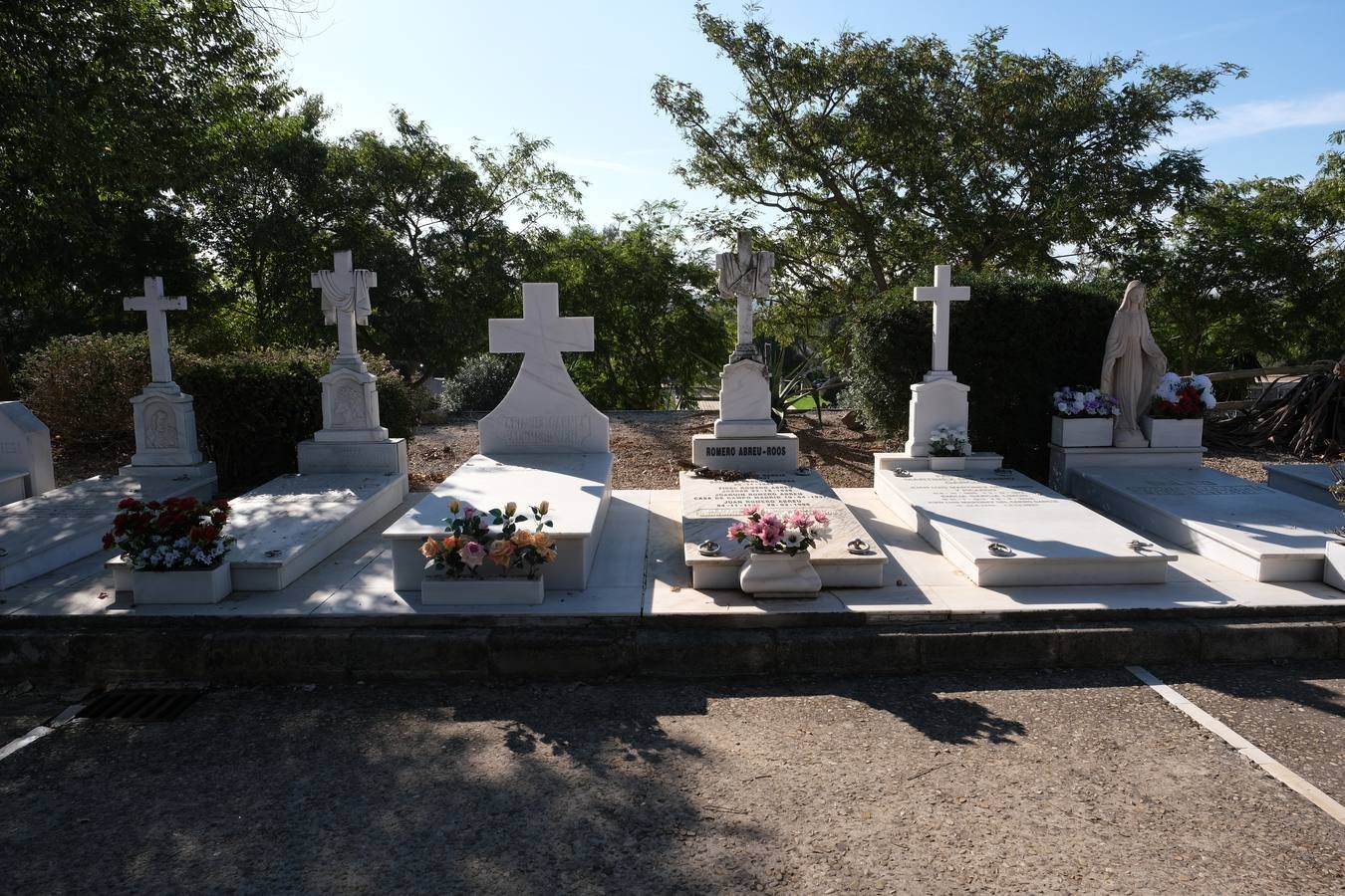 Fotos: Los gaditanos acuden a los cementerios de la provincia para recordar a sus familiares difuntos