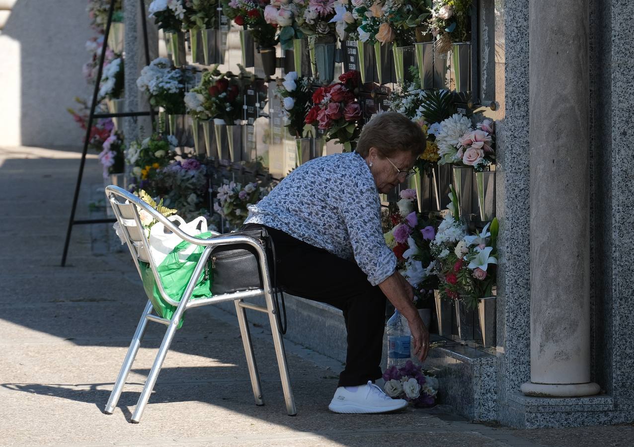 Fotos: Los gaditanos acuden a los cementerios de la provincia para recordar a sus familiares difuntos