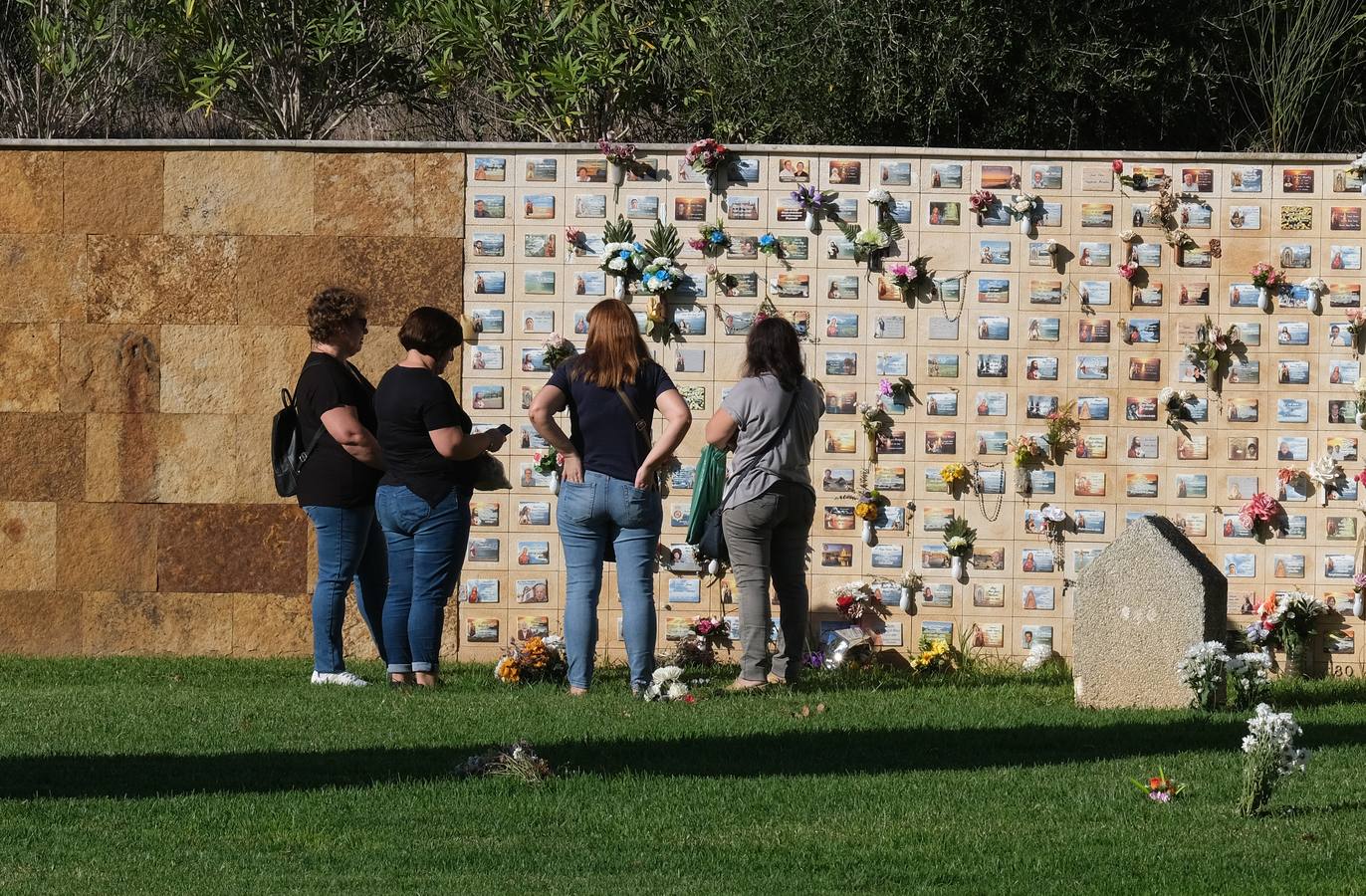 Fotos: Los gaditanos acuden a los cementerios de la provincia para recordar a sus familiares difuntos