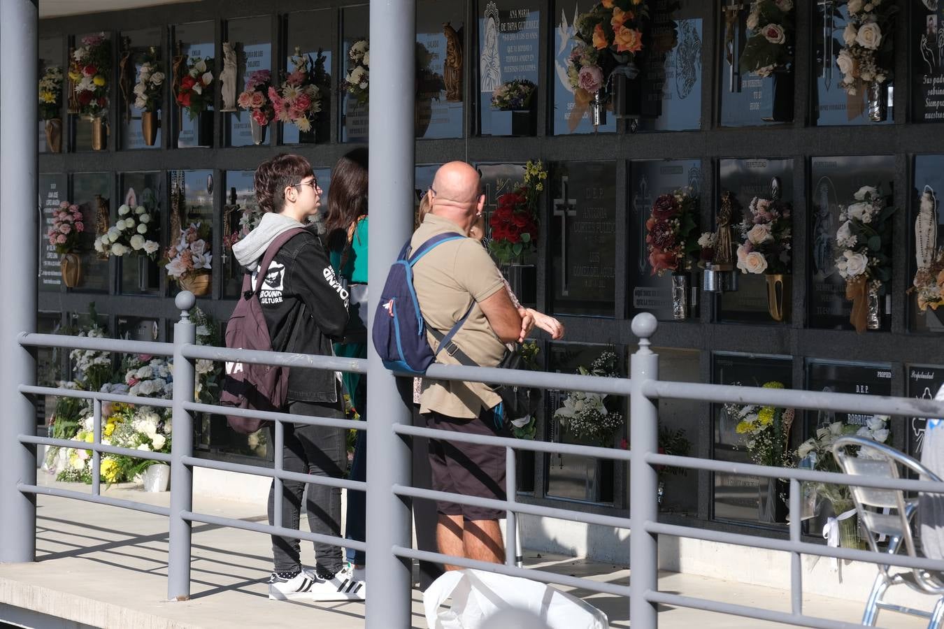 Fotos: Los gaditanos acuden a los cementerios de la provincia para recordar a sus familiares difuntos