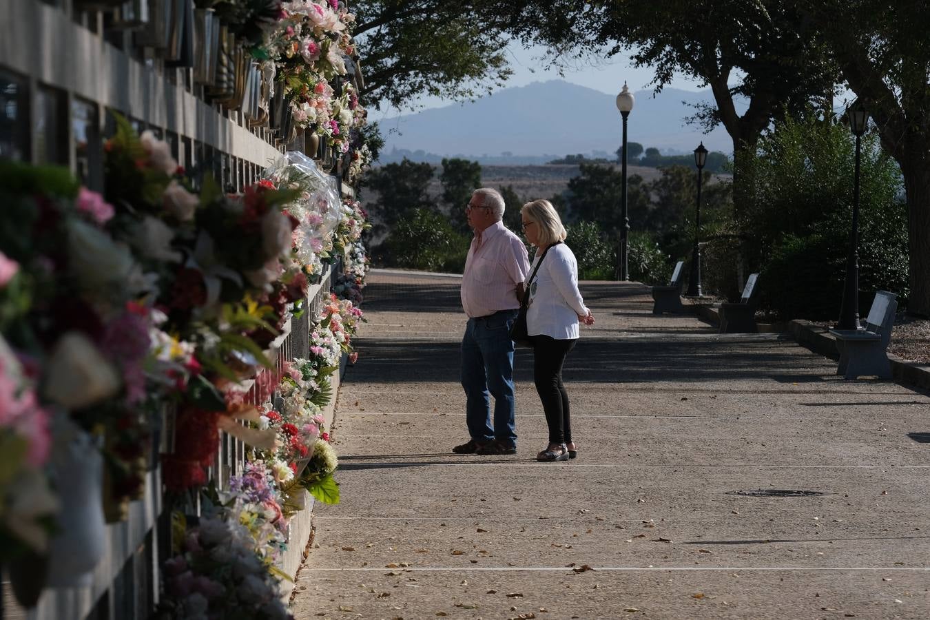 Fotos: Los gaditanos acuden a los cementerios de la provincia para recordar a sus familiares difuntos