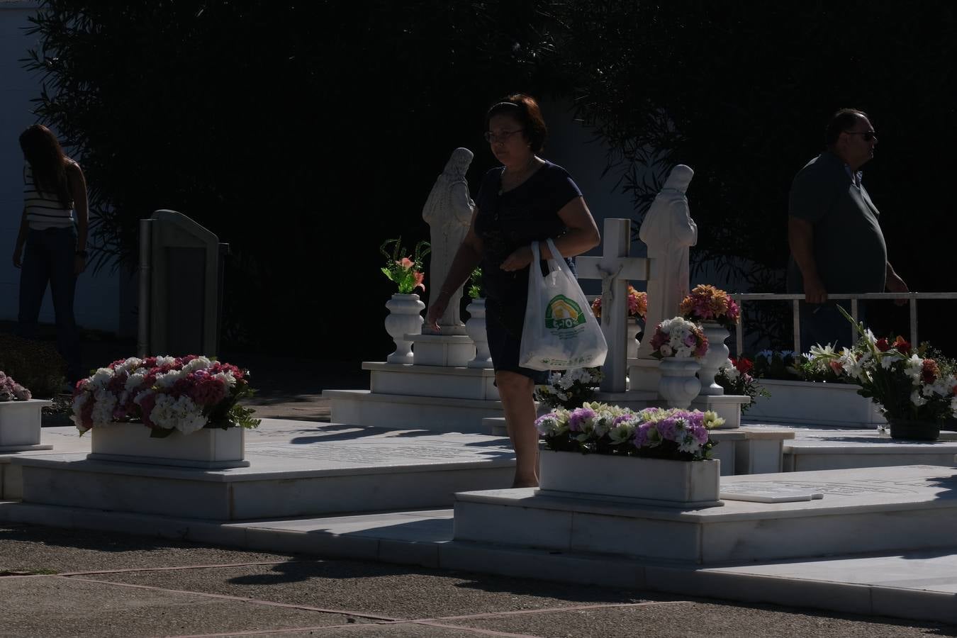 Fotos: Los gaditanos acuden a los cementerios de la provincia para recordar a sus familiares difuntos